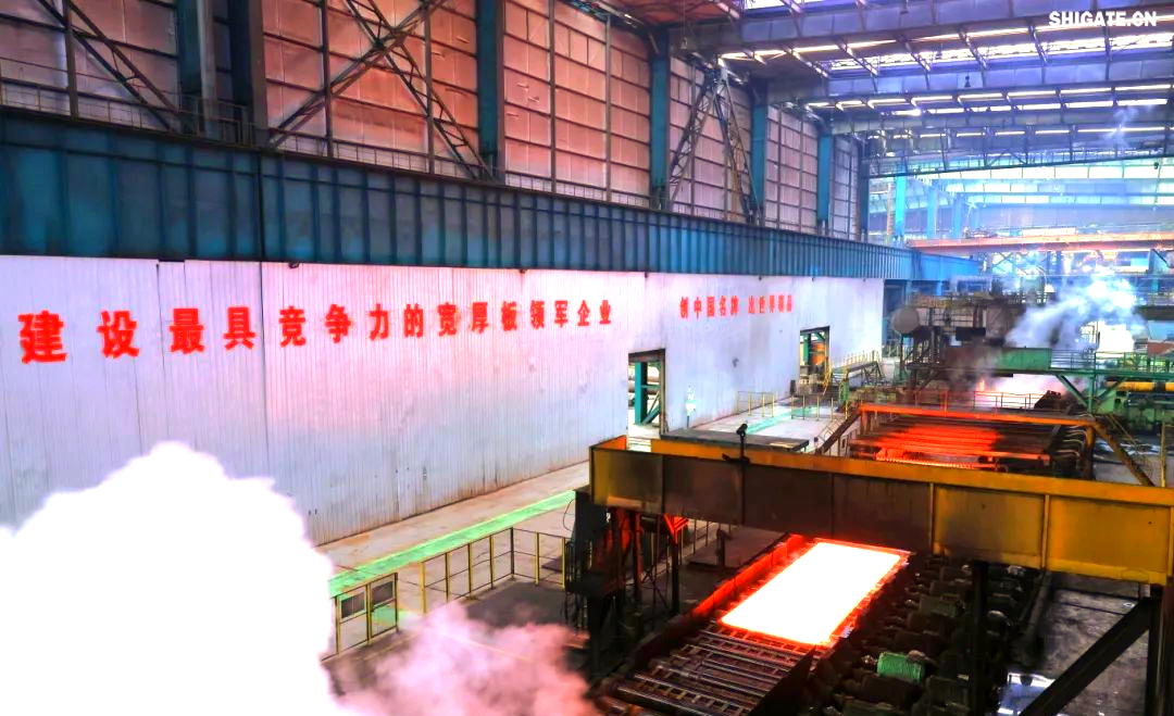 260余種寬厚板產(chǎn)品成功替代進(jìn)口或按國(guó)外標(biāo)準(zhǔn)生產(chǎn)，多個(gè)品種填補(bǔ)國(guó)內(nèi)空白并獨(dú)家供貨，更有40余種遠(yuǎn)銷海外。舞鋼公司不僅主導(dǎo)制定了臨氫設(shè)備用鉻鉬合金鋼板等十余項(xiàng)國(guó)家標(biāo)準(zhǔn)，還榮獲國(guó)家科學(xué)技術(shù)進(jìn)步獎(jiǎng)一等獎(jiǎng)2項(xiàng)、二等獎(jiǎng)1項(xiàng)，省部級(jí)科技進(jìn)步獎(jiǎng)更是數(shù)不勝數(shù)。自創(chuàng)立以來(lái)，河鋼集團(tuán)舞鋼公司便深耕寬厚板研發(fā)制造，打造出響亮的民族品牌，穩(wěn)坐世界寬厚板領(lǐng)域的頭把交椅。 260余種寬厚板產(chǎn)品成功替代進(jìn)口或按國(guó)外標(biāo)準(zhǔn)生產(chǎn)，多個(gè)品種填補(bǔ)國(guó)內(nèi)空白并獨(dú)家供貨，更有40余種遠(yuǎn)銷海外。舞鋼公司不僅主導(dǎo)制定了臨氫設(shè)備用鉻鉬合金鋼板等十余項(xiàng)國(guó)家標(biāo)準(zhǔn)，還榮獲國(guó)家科學(xué)技術(shù)進(jìn)步獎(jiǎng)一等獎(jiǎng)2項(xiàng)、二等獎(jiǎng)1項(xiàng)，省部級(jí)科技進(jìn)步獎(jiǎng)更是數(shù)不勝數(shù)。自創(chuàng)立以來(lái)，河鋼集團(tuán)舞鋼公司便深耕寬厚板研發(fā)制造，打造出響亮的民族品牌，穩(wěn)坐世界寬厚板領(lǐng)域的頭把交椅。 fdb85620c4ebcb4769ad69d0a0a3e58f.png圖為舞鋼生產(chǎn)現(xiàn)場(chǎng)一角。  品牌價(jià)值涵蓋了企業(yè)的多方面競(jìng)爭(zhēng)力，包括產(chǎn)品實(shí)力、文化底蘊(yùn)、資源調(diào)配能力、技術(shù)標(biāo)準(zhǔn)以及質(zhì)量管理等。河鋼集團(tuán)舞鋼公司深知這一點(diǎn)，其黨委書(shū)記、董事長(zhǎng)于勇強(qiáng)調(diào)，要緊密貼近市場(chǎng)脈搏，不斷強(qiáng)化科技創(chuàng)新，以更好地維護(hù)和提升舞鋼的品牌價(jià)值，推動(dòng)企業(yè)更上一層樓。  近日，《中國(guó)冶金報(bào)》的記者們走進(jìn)舞鋼，深入探訪了該企業(yè)品牌塑造的背后故事。舞鋼以科技為核心，提供高端定制服務(wù)，不僅緊跟行業(yè)動(dòng)態(tài)和客戶需求，還專注于客戶應(yīng)用材料的替代研發(fā)，通過(guò)創(chuàng)新贏得先機(jī)。舞鋼人以攻堅(jiān)克難的精神，突破關(guān)鍵技術(shù)難題，將關(guān)鍵核心技術(shù)牢牢掌握在自己手中，成功實(shí)現(xiàn)了從生產(chǎn)型企業(yè)到“制造+服務(wù)型企業(yè)”的轉(zhuǎn)型。  舞鋼黨委書(shū)記、董事長(zhǎng)吝章國(guó)明確指出，舞鋼應(yīng)定位高端市場(chǎng)，致力于開(kāi)發(fā)獨(dú)特且優(yōu)質(zhì)的高端產(chǎn)品，同時(shí)緊貼市場(chǎng)和客戶需求，提供量身定制的服務(wù)。這一策略不僅塑造了產(chǎn)品品牌，更提升了品牌價(jià)值。舞鋼國(guó)內(nèi)首發(fā)的SA737系列容器鋼板，以其大厚度、高技術(shù)難度，充分展現(xiàn)了企業(yè)在科技創(chuàng)新和高端定制方面的實(shí)力。 2024年10月，舞鋼在深入調(diào)研某重點(diǎn)客戶后，立志于替代進(jìn)口，著手研發(fā)大厚度、高技術(shù)難度的碳錳釩SA737系列容器鋼板。為此，公司組建了由技術(shù)、營(yíng)銷人員等組成的高端高效益產(chǎn)品攻關(guān)團(tuán)隊(duì)，根據(jù)客戶需求定制了專屬供貨方案，贏得了客戶的信賴。  在生產(chǎn)過(guò)程中，舞鋼面臨鋼板厚度大、技術(shù)要求嚴(yán)苛等多重挑戰(zhàn)。但憑借強(qiáng)大的技術(shù)實(shí)力和創(chuàng)新能力，舞鋼團(tuán)隊(duì)不僅成功實(shí)施了覆蓋關(guān)鍵工序的梯度試驗(yàn)，還根據(jù)試驗(yàn)數(shù)據(jù)進(jìn)行了長(zhǎng)達(dá)10余天的深入分析驗(yàn)證，最終確定了與生產(chǎn)現(xiàn)場(chǎng)高度契合的最佳工藝方案。這一方案確保了SA737系列容器鋼板在拉伸性能、沖擊性能以及模擬焊后性能等方面均達(dá)到國(guó)內(nèi)領(lǐng)先水平，有力地提升了舞鋼的品牌價(jià)值。  圖為舞鋼第二鋼軋廠的生產(chǎn)現(xiàn)場(chǎng)。 2024年12月20日，舞鋼科技部收到了來(lái)自某高端客戶的積極反饋：“舞鋼生產(chǎn)的碳錳釩SA737系列容器鋼板焊接性能非常穩(wěn)定，簡(jiǎn)直太好用了！連我們的工人都為你們點(diǎn)贊！”這標(biāo)志著舞鋼首次成功批量生產(chǎn)出大厚度、高技術(shù)難度的碳錳釩SA737系列容器鋼板，實(shí)現(xiàn)了國(guó)內(nèi)首發(fā)，為舞鋼打造新的差異化優(yōu)勢(shì)、引領(lǐng)寬厚板行業(yè)的高質(zhì)量發(fā)展注入了強(qiáng)大動(dòng)力。同時(shí)，用戶對(duì)高端材料經(jīng)濟(jì)性的追求也成為舞鋼研發(fā)工作的重要考量因素。截至2024年底，舞鋼高錳鋼已在國(guó)內(nèi)首臺(tái)套高錳鋼船“GasChem Phoenix”上實(shí)現(xiàn)了安全運(yùn)行2萬(wàn)海里的壯舉。這不僅標(biāo)志著舞鋼高錳鋼在國(guó)內(nèi)率先實(shí)現(xiàn)了實(shí)船應(yīng)用，更意味著新一代低成本、高性能的超低溫國(guó)產(chǎn)高錳鋼從基礎(chǔ)研究走向了工程應(yīng)用，為高錳鋼的推廣和應(yīng)用樹(shù)立了新的里程碑。  圖為舞鋼第二鋼軋廠。LNG（液化天然氣）新型低溫高錳鋼憑借其出色的低溫韌性、高延展性以及高強(qiáng)度，相較于傳統(tǒng)LNG船罐材料所采用的Ni系低溫鋼，展現(xiàn)出了顯著的經(jīng)濟(jì)效益。高錳鋼的應(yīng)用對(duì)LNG船舶制造企業(yè)而言，不僅有助于降低生產(chǎn)成本，更能提升其市場(chǎng)競(jìng)爭(zhēng)力。為了實(shí)現(xiàn)科研成果與客戶需求的高效轉(zhuǎn)化，舞鋼積極展開(kāi)了全方位、多輪次的科技創(chuàng)新活動(dòng)。 2024年12月18日，舞鋼的生產(chǎn)線上，一批高端壓力容器鋼板在經(jīng)過(guò)數(shù)小時(shí)精心熱處理后，順利完成了切割與取樣，隨后進(jìn)入性能檢驗(yàn)的關(guān)鍵環(huán)節(jié)?？萍疾康目蒲腥藛T全程緊密監(jiān)控，確保每一個(gè)環(huán)節(jié)都達(dá)到高標(biāo)準(zhǔn)。這批鋼板是為客戶量身定制的，面臨極高的技術(shù)挑戰(zhàn)，因?yàn)樗鼈儗儆诔T坯壓縮比的極限規(guī)格?？蛻粢笤谀M長(zhǎng)時(shí)間焊接后，對(duì)鋼板厚度一半處進(jìn)行零下30攝氏度的沖擊韌性測(cè)試。同時(shí)，由于鋼板壓縮比小、厚度大，采用常規(guī)工藝難以確保各項(xiàng)性能指標(biāo)。  面對(duì)這些挑戰(zhàn)，舞鋼的高端高效益產(chǎn)品攻關(guān)團(tuán)隊(duì)從坯料生產(chǎn)、軋制到熱處理各環(huán)節(jié)入手，經(jīng)過(guò)不懈努力，終于找到了與性能指標(biāo)相匹配的最佳工藝參數(shù)，從而優(yōu)化了整體生產(chǎn)工藝。最終，該鋼板的各項(xiàng)性能參數(shù)不僅遠(yuǎn)超客戶預(yù)期，更達(dá)到了世界領(lǐng)先水平。  舞鋼第二鋼軋廠，一個(gè)致力于高端壓力容器鋼板研發(fā)與生產(chǎn)的重要基地。在這里，科技與創(chuàng)新是永恒的主題。吝章國(guó)，作為舞鋼的科技領(lǐng)軍人物，深知科技成果轉(zhuǎn)化的重要性。他強(qiáng)調(diào)，只有將研發(fā)出的產(chǎn)品真正轉(zhuǎn)化為實(shí)際生產(chǎn)力，才能實(shí)現(xiàn)其真正的價(jià)值。因此，舞鋼始終將科技成果轉(zhuǎn)化作為工作的重中之重，不斷推動(dòng)技術(shù)創(chuàng)新與產(chǎn)業(yè)升級(jí)的深度融合。 2024年，舞鋼繼續(xù)堅(jiān)定地走特鋼路線，并成功研發(fā)了18個(gè)新產(chǎn)品。此外，舞鋼還積極與20余家高端客戶進(jìn)行互訪，并成功開(kāi)發(fā)了104個(gè)直供用戶，首單訂貨量累計(jì)高達(dá)9.5萬(wàn)余噸。這些成績(jī)的取得，得益于舞鋼在市場(chǎng)把控方面的機(jī)制創(chuàng)新。在制造業(yè)轉(zhuǎn)型升級(jí)的大背景下，中厚板領(lǐng)域已成為鋼鐵行業(yè)增長(zhǎng)最快的領(lǐng)域和效益源泉，這也導(dǎo)致國(guó)內(nèi)中厚板市場(chǎng)的供需狀況發(fā)生了深刻變化。面對(duì)這一新形勢(shì)，舞鋼積極應(yīng)對(duì)，通過(guò)機(jī)制創(chuàng)新來(lái)提升市場(chǎng)把控力，以實(shí)現(xiàn)更好的生存和發(fā)展。  舞鋼通過(guò)創(chuàng)新機(jī)制體制，進(jìn)一步強(qiáng)化了銷售端資源傾斜，推動(dòng)企業(yè)從單一生產(chǎn)向“制造+服務(wù)”模式轉(zhuǎn)型。他們深化市場(chǎng)、客戶和服務(wù)意識(shí)，不斷提高執(zhí)行、適應(yīng)和變革能力，專注于市場(chǎng)和客戶需求。經(jīng)過(guò)一系列舉措，舞鋼對(duì)市場(chǎng)的把控能力得到了顯著提升。  在2024年9月6日的舞鋼高端水電鋼攻關(guān)團(tuán)隊(duì)周例會(huì)上，該團(tuán)隊(duì)負(fù)責(zé)人張曉克強(qiáng)調(diào)，擁有鋼需求的頭部客戶是市場(chǎng)開(kāi)發(fā)的關(guān)鍵。他要求團(tuán)隊(duì)成員主動(dòng)走訪、對(duì)接和服務(wù)這些客戶。該團(tuán)隊(duì)的積極攻關(guān)，使得舞鋼水電鋼合同承接量在2024年再創(chuàng)新高。  舞鋼始終以客戶需求為中心，通過(guò)多端對(duì)接和全面保障策略，不斷優(yōu)化產(chǎn)線建設(shè)。他們實(shí)施了領(lǐng)導(dǎo)班子成員的“產(chǎn)線包保”制度，從多個(gè)維度對(duì)兩條產(chǎn)線進(jìn)行數(shù)據(jù)畫(huà)像，包括噸鋼邊際貢獻(xiàn)、低邊際合同占比等。這些措施促進(jìn)了產(chǎn)線和營(yíng)銷人員更加關(guān)注產(chǎn)線關(guān)鍵指標(biāo)和創(chuàng)效能力，推動(dòng)了企業(yè)管理重點(diǎn)從產(chǎn)量向產(chǎn)線的轉(zhuǎn)變。 53歲的高級(jí)技師任亞強(qiáng)，在面臨軋制生產(chǎn)難度極大、近乎顛覆其認(rèn)知的8120鋼板時(shí)，他堅(jiān)定地選擇了挑戰(zhàn)。他不僅將軋輥壓下量精細(xì)調(diào)整，更把各道次的間隙時(shí)間縮短到極致，最終成功生產(chǎn)出滿足客戶要求的產(chǎn)品。這一成功，不僅彰顯了舞鋼在技術(shù)上的實(shí)力，更體現(xiàn)了他們對(duì)于市場(chǎng)和客戶需求的深刻洞察。  在舞鋼的攻關(guān)團(tuán)隊(duì)中，“技術(shù)咖”們成為銷售的堅(jiān)強(qiáng)后盾。他們無(wú)條件支持銷售，對(duì)銷售人員提出的問(wèn)題積極響應(yīng)，確保當(dāng)日事當(dāng)日畢。正是這種高效協(xié)作的精神，使得舞鋼在2024年成功中標(biāo)國(guó)內(nèi)多個(gè)知名建設(shè)項(xiàng)目。  在全員端，舞鋼更是全力以赴保市場(chǎng)，緊跟市場(chǎng)和客戶變化，提高反應(yīng)速度。他們突出柔性生產(chǎn)組織和靈活的訂單機(jī)制，實(shí)現(xiàn)生產(chǎn)組織與銷售的高度協(xié)同。同時(shí)，堅(jiān)持加強(qiáng)質(zhì)量、成本和交貨期管理，珍惜品牌信譽(yù)，成為舞鋼廣大干部職工的工作準(zhǔn)則。  一次江蘇客戶的746噸高端容器鋼板供貨合同，雖然交貨期只有短短20天，但舞鋼各部門(mén)、各單位加強(qiáng)協(xié)同，全方位提升保供能力。最終，在客戶要求的交貨期內(nèi)，舞鋼高質(zhì)量、高標(biāo)準(zhǔn)完成了整單合同產(chǎn)品交付，贏得了客戶的贊譽(yù)。這一成功案例，更是舞鋼對(duì)市場(chǎng)把控能力和執(zhí)行能力的有力證明。 針對(duì)市場(chǎng)和客戶對(duì)鋼板質(zhì)量的高標(biāo)準(zhǔn)要求，舞鋼的技術(shù)團(tuán)隊(duì)進(jìn)行了深入細(xì)致的技術(shù)評(píng)審和質(zhì)量預(yù)判。他們精心制定了科學(xué)合理的工藝方案，旨在從合同的技術(shù)交流、生效下發(fā)階段就開(kāi)始精準(zhǔn)識(shí)別生產(chǎn)難度，并提前進(jìn)行干預(yù)，以確保產(chǎn)品設(shè)計(jì)開(kāi)發(fā)的精準(zhǔn)度，從而保障產(chǎn)品質(zhì)量。具體而言，舞鋼采取了以下措施：首先是加強(qiáng)過(guò)程管控，提高一次性合格率和合同兌現(xiàn)率；其次是技術(shù)指導(dǎo)全程參與，技術(shù)人員堅(jiān)持“一次做對(duì)”的原則，對(duì)每個(gè)產(chǎn)品都進(jìn)行嚴(yán)格管理，以杜絕因標(biāo)準(zhǔn)化作業(yè)執(zhí)行不力導(dǎo)致的質(zhì)量波動(dòng)；最后是不斷追求工藝改進(jìn)的完美性。  此外，舞鋼還通過(guò)健全激勵(lì)機(jī)制來(lái)激發(fā)銷售人員的積極性。他們根據(jù)KPI完成情況對(duì)銷售人員進(jìn)行評(píng)價(jià)，并根據(jù)銷售業(yè)績(jī)給予報(bào)酬，同時(shí)實(shí)施末位淘汰制度。此外，還設(shè)立了銷售網(wǎng)點(diǎn)賽馬獎(jiǎng)勵(lì)機(jī)制、高售價(jià)高效益合同獎(jiǎng)勵(lì)機(jī)制以及高端高效益產(chǎn)品技術(shù)攻關(guān)團(tuán)隊(duì)創(chuàng)效獎(jiǎng)勵(lì)機(jī)制。  目前，舞鋼已針對(duì)高端細(xì)分市場(chǎng)、個(gè)性化小眾市場(chǎng)和新產(chǎn)業(yè)新業(yè)態(tài)市場(chǎng)需求進(jìn)行了布局。他們?cè)O(shè)立了15個(gè)營(yíng)銷網(wǎng)點(diǎn)和32個(gè)高端高效產(chǎn)品攻關(guān)團(tuán)隊(duì)，形成了全線聯(lián)動(dòng)的銷售反應(yīng)機(jī)制。2024年，舞鋼高端高效益產(chǎn)品的銷量同比提升了17%，高端熱處理產(chǎn)品的入庫(kù)量也同比增加7%。同時(shí)，頭部客戶的銷量占比提升了5%，高端產(chǎn)品的年銷量更是增長(zhǎng)了18.9%。  舞鋼展廳一角，高端產(chǎn)品盡收眼底。 2025年，舞鋼將緊密圍繞河鋼集團(tuán)的戰(zhàn)略規(guī)劃，持續(xù)專注于特鋼精品的研發(fā)與銷售，進(jìn)一步強(qiáng)化“貼近市場(chǎng)、貼近客戶”的經(jīng)營(yíng)理念，積極推進(jìn)技術(shù)營(yíng)銷策略的實(shí)施，深耕下游關(guān)鍵行業(yè)市場(chǎng)，從而不斷鞏固和擴(kuò)大舞鋼在寬厚板領(lǐng)域的領(lǐng)先優(yōu)勢(shì)，持續(xù)提高舞鋼品牌的整體價(jià)值。圖為舞鋼生產(chǎn)現(xiàn)場(chǎng)一角。  品牌價(jià)值涵蓋了企業(yè)的多方面競(jìng)爭(zhēng)力，包括產(chǎn)品實(shí)力、文化底蘊(yùn)、資源調(diào)配能力、技術(shù)標(biāo)準(zhǔn)以及質(zhì)量管理等。河鋼集團(tuán)舞鋼公司深知這一點(diǎn)，其黨委書(shū)記、董事長(zhǎng)于勇強(qiáng)調(diào)，要緊密貼近市場(chǎng)脈搏，不斷強(qiáng)化科技創(chuàng)新，以更好地維護(hù)和提升舞鋼的品牌價(jià)值，推動(dòng)企業(yè)更上一層樓。  近日，《中國(guó)冶金報(bào)》的記者們走進(jìn)舞鋼，深入探訪了該企業(yè)品牌塑造的背后故事。舞鋼以科技為核心，提供高端定制服務(wù)，不僅緊跟行業(yè)動(dòng)態(tài)和客戶需求，還專注于客戶應(yīng)用材料的替代研發(fā)，通過(guò)創(chuàng)新贏得先機(jī)。舞鋼人以攻堅(jiān)克難的精神，突破關(guān)鍵技術(shù)難題，將關(guān)鍵核心技術(shù)牢牢掌握在自己手中，成功實(shí)現(xiàn)了從生產(chǎn)型企業(yè)到“制造+服務(wù)型企業(yè)”的轉(zhuǎn)型。  舞鋼黨委書(shū)記、董事長(zhǎng)吝章國(guó)明確指出，舞鋼應(yīng)定位高端市場(chǎng)，致力于開(kāi)發(fā)獨(dú)特且優(yōu)質(zhì)的高端產(chǎn)品，同時(shí)緊貼市場(chǎng)和客戶需求，提供量身定制的服務(wù)。這一策略不僅塑造了產(chǎn)品品牌，更提升了品牌價(jià)值。舞鋼國(guó)內(nèi)首發(fā)的SA737系列容器鋼板，以其大厚度、高技術(shù)難度，充分展現(xiàn)了企業(yè)在科技創(chuàng)新和高端定制方面的實(shí)力。 2024年10月，舞鋼在深入調(diào)研某重點(diǎn)客戶后，立志于替代進(jìn)口，著手研發(fā)大厚度、高技術(shù)難度的碳錳釩SA737系列容器鋼板。為此，公司組建了由技術(shù)、營(yíng)銷人員等組成的高端高效益產(chǎn)品攻關(guān)團(tuán)隊(duì)，根據(jù)客戶需求定制了專屬供貨方案，贏得了客戶的信賴。  在生產(chǎn)過(guò)程中，舞鋼面臨鋼板厚度大、技術(shù)要求嚴(yán)苛等多重挑戰(zhàn)。但憑借強(qiáng)大的技術(shù)實(shí)力和創(chuàng)新能力，舞鋼團(tuán)隊(duì)不僅成功實(shí)施了覆蓋關(guān)鍵工序的梯度試驗(yàn)，還根據(jù)試驗(yàn)數(shù)據(jù)進(jìn)行了長(zhǎng)達(dá)10余天的深入分析驗(yàn)證，最終確定了與生產(chǎn)現(xiàn)場(chǎng)高度契合的最佳工藝方案。這一方案確保了SA737系列容器鋼板在拉伸性能、沖擊性能以及模擬焊后性能等方面均達(dá)到國(guó)內(nèi)領(lǐng)先水平，有力地提升了舞鋼的品牌價(jià)值。 5d7280e5f0e670f44544f8cefe0f0d14.png圖為舞鋼第二鋼軋廠的生產(chǎn)現(xiàn)場(chǎng)。 2024年12月20日，舞鋼科技部收到了來(lái)自某高端客戶的積極反饋：“舞鋼生產(chǎn)的碳錳釩SA737系列容器鋼板焊接性能非常穩(wěn)定，簡(jiǎn)直太好用了！連我們的工人都為你們點(diǎn)贊！”這標(biāo)志著舞鋼首次成功批量生產(chǎn)出大厚度、高技術(shù)難度的碳錳釩SA737系列容器鋼板，實(shí)現(xiàn)了國(guó)內(nèi)首發(fā)，為舞鋼打造新的差異化優(yōu)勢(shì)、引領(lǐng)寬厚板行業(yè)的高質(zhì)量發(fā)展注入了強(qiáng)大動(dòng)力。同時(shí)，用戶對(duì)高端材料經(jīng)濟(jì)性的追求也成為舞鋼研發(fā)工作的重要考量因素。截至2024年底，舞鋼高錳鋼已在國(guó)內(nèi)首臺(tái)套高錳鋼船“GasChem Phoenix”上實(shí)現(xiàn)了安全運(yùn)行2萬(wàn)海里的壯舉。這不僅標(biāo)志著舞鋼高錳鋼在國(guó)內(nèi)率先實(shí)現(xiàn)了實(shí)船應(yīng)用，更意味著新一代低成本、高性能的超低溫國(guó)產(chǎn)高錳鋼從基礎(chǔ)研究走向了工程應(yīng)用，為高錳鋼的推廣和應(yīng)用樹(shù)立了新的里程碑。 46457aad56baacd125c4811c93a87642.png圖為舞鋼第二鋼軋廠。LNG（液化天然氣）新型低溫高錳鋼憑借其出色的低溫韌性、高延展性以及高強(qiáng)度，相較于傳統(tǒng)LNG船罐材料所采用的Ni系低溫鋼，展現(xiàn)出了顯著的經(jīng)濟(jì)效益。高錳鋼的應(yīng)用對(duì)LNG船舶制造企業(yè)而言，不僅有助于降低生產(chǎn)成本，更能提升其市場(chǎng)競(jìng)爭(zhēng)力。為了實(shí)現(xiàn)科研成果與客戶需求的高效轉(zhuǎn)化，舞鋼積極展開(kāi)了全方位、多輪次的科技創(chuàng)新活動(dòng)。 2024年12月18日，舞鋼的生產(chǎn)線上，一批高端壓力容器鋼板在經(jīng)過(guò)數(shù)小時(shí)精心熱處理后，順利完成了切割與取樣，隨后進(jìn)入性能檢驗(yàn)的關(guān)鍵環(huán)節(jié)?？萍疾康目蒲腥藛T全程緊密監(jiān)控，確保每一個(gè)環(huán)節(jié)都達(dá)到高標(biāo)準(zhǔn)。這批鋼板是為客戶量身定制的，面臨極高的技術(shù)挑戰(zhàn)，因?yàn)樗鼈儗儆诔T坯壓縮比的極限規(guī)格?？蛻粢笤谀M長(zhǎng)時(shí)間焊接后，對(duì)鋼板厚度一半處進(jìn)行零下30攝氏度的沖擊韌性測(cè)試。同時(shí)，由于鋼板壓縮比小、厚度大，采用常規(guī)工藝難以確保各項(xiàng)性能指標(biāo)。  面對(duì)這些挑戰(zhàn)，舞鋼的高端高效益產(chǎn)品攻關(guān)團(tuán)隊(duì)從坯料生產(chǎn)、軋制到熱處理各環(huán)節(jié)入手，經(jīng)過(guò)不懈努力，終于找到了與性能指標(biāo)相匹配的最佳工藝參數(shù)，從而優(yōu)化了整體生產(chǎn)工藝。最終，該鋼板的各項(xiàng)性能參數(shù)不僅遠(yuǎn)超客戶預(yù)期，更達(dá)到了世界領(lǐng)先水平。 03022d4b7265c93067bd0bb81ea61e91.png舞鋼第二鋼軋廠，一個(gè)致力于高端壓力容器鋼板研發(fā)與生產(chǎn)的重要基地。在這里，科技與創(chuàng)新是永恒的主題。吝章國(guó)，作為舞鋼的科技領(lǐng)軍人物，深知科技成果轉(zhuǎn)化的重要性。他強(qiáng)調(diào)，只有將研發(fā)出的產(chǎn)品真正轉(zhuǎn)化為實(shí)際生產(chǎn)力，才能實(shí)現(xiàn)其真正的價(jià)值。因此，舞鋼始終將科技成果轉(zhuǎn)化作為工作的重中之重，不斷推動(dòng)技術(shù)創(chuàng)新與產(chǎn)業(yè)升級(jí)的深度融合。 2024年，舞鋼繼續(xù)堅(jiān)定地走特鋼路線，并成功研發(fā)了18個(gè)新產(chǎn)品。此外，舞鋼還積極與20余家高端客戶進(jìn)行互訪，并成功開(kāi)發(fā)了104個(gè)直供用戶，首單訂貨量累計(jì)高達(dá)9.5萬(wàn)余噸。這些成績(jī)的取得，得益于舞鋼在市場(chǎng)把控方面的機(jī)制創(chuàng)新。在制造業(yè)轉(zhuǎn)型升級(jí)的大背景下，中厚板領(lǐng)域已成為鋼鐵行業(yè)增長(zhǎng)最快的領(lǐng)域和效益源泉，這也導(dǎo)致國(guó)內(nèi)中厚板市場(chǎng)的供需狀況發(fā)生了深刻變化。面對(duì)這一新形勢(shì)，舞鋼積極應(yīng)對(duì)，通過(guò)機(jī)制創(chuàng)新來(lái)提升市場(chǎng)把控力，以實(shí)現(xiàn)更好的生存和發(fā)展。 0a698836478e07383d7a298285345cad.png舞鋼通過(guò)創(chuàng)新機(jī)制體制，進(jìn)一步強(qiáng)化了銷售端資源傾斜，推動(dòng)企業(yè)從單一生產(chǎn)向“制造+服務(wù)”模式轉(zhuǎn)型。他們深化市場(chǎng)、客戶和服務(wù)意識(shí)，不斷提高執(zhí)行、適應(yīng)和變革能力，專注于市場(chǎng)和客戶需求。經(jīng)過(guò)一系列舉措，舞鋼對(duì)市場(chǎng)的把控能力得到了顯著提升。  在2024年9月6日的舞鋼高端水電鋼攻關(guān)團(tuán)隊(duì)周例會(huì)上，該團(tuán)隊(duì)負(fù)責(zé)人張曉克強(qiáng)調(diào)，擁有鋼需求的頭部客戶是市場(chǎng)開(kāi)發(fā)的關(guān)鍵。他要求團(tuán)隊(duì)成員主動(dòng)走訪、對(duì)接和服務(wù)這些客戶。該團(tuán)隊(duì)的積極攻關(guān)，使得舞鋼水電鋼合同承接量在2024年再創(chuàng)新高。  舞鋼始終以客戶需求為中心，通過(guò)多端對(duì)接和全面保障策略，不斷優(yōu)化產(chǎn)線建設(shè)。他們實(shí)施了領(lǐng)導(dǎo)班子成員的“產(chǎn)線包?！敝贫?，從多個(gè)維度對(duì)兩條產(chǎn)線進(jìn)行數(shù)據(jù)畫(huà)像，包括噸鋼邊際貢獻(xiàn)、低邊際合同占比等。這些措施促進(jìn)了產(chǎn)線和營(yíng)銷人員更加關(guān)注產(chǎn)線關(guān)鍵指標(biāo)和創(chuàng)效能力，推動(dòng)了企業(yè)管理重點(diǎn)從產(chǎn)量向產(chǎn)線的轉(zhuǎn)變。 53歲的高級(jí)技師任亞強(qiáng)，在面臨軋制生產(chǎn)難度極大、近乎顛覆其認(rèn)知的8120鋼板時(shí)，他堅(jiān)定地選擇了挑戰(zhàn)。他不僅將軋輥壓下量精細(xì)調(diào)整，更把各道次的間隙時(shí)間縮短到極致，最終成功生產(chǎn)出滿足客戶要求的產(chǎn)品。這一成功，不僅彰顯了舞鋼在技術(shù)上的實(shí)力，更體現(xiàn)了他們對(duì)于市場(chǎng)和客戶需求的深刻洞察。  在舞鋼的攻關(guān)團(tuán)隊(duì)中，“技術(shù)咖”們成為銷售的堅(jiān)強(qiáng)后盾。他們無(wú)條件支持銷售，對(duì)銷售人員提出的問(wèn)題積極響應(yīng)，確保當(dāng)日事當(dāng)日畢。正是這種高效協(xié)作的精神，使得舞鋼在2024年成功中標(biāo)國(guó)內(nèi)多個(gè)知名建設(shè)項(xiàng)目。  在全員端，舞鋼更是全力以赴保市場(chǎng)，緊跟市場(chǎng)和客戶變化，提高反應(yīng)速度。他們突出柔性生產(chǎn)組織和靈活的訂單機(jī)制，實(shí)現(xiàn)生產(chǎn)組織與銷售的高度協(xié)同。同時(shí)，堅(jiān)持加強(qiáng)質(zhì)量、成本和交貨期管理，珍惜品牌信譽(yù)，成為舞鋼廣大干部職工的工作準(zhǔn)則。  一次江蘇客戶的746噸高端容器鋼板供貨合同，雖然交貨期只有短短20天，但舞鋼各部門(mén)、各單位加強(qiáng)協(xié)同，全方位提升保供能力。最終，在客戶要求的交貨期內(nèi)，舞鋼高質(zhì)量、高標(biāo)準(zhǔn)完成了整單合同產(chǎn)品交付，贏得了客戶的贊譽(yù)。這一成功案例，更是舞鋼對(duì)市場(chǎng)把控能力和執(zhí)行能力的有力證明。 針對(duì)市場(chǎng)和客戶對(duì)鋼板質(zhì)量的高標(biāo)準(zhǔn)要求，舞鋼的技術(shù)團(tuán)隊(duì)進(jìn)行了深入細(xì)致的技術(shù)評(píng)審和質(zhì)量預(yù)判。他們精心制定了科學(xué)合理的工藝方案，旨在從合同的技術(shù)交流、生效下發(fā)階段就開(kāi)始精準(zhǔn)識(shí)別生產(chǎn)難度，并提前進(jìn)行干預(yù)，以確保產(chǎn)品設(shè)計(jì)開(kāi)發(fā)的精準(zhǔn)度，從而保障產(chǎn)品質(zhì)量。具體而言，舞鋼采取了以下措施：首先是加強(qiáng)過(guò)程管控，提高一次性合格率和合同兌現(xiàn)率；其次是技術(shù)指導(dǎo)全程參與，技術(shù)人員堅(jiān)持“一次做對(duì)”的原則，對(duì)每個(gè)產(chǎn)品都進(jìn)行嚴(yán)格管理，以杜絕因標(biāo)準(zhǔn)化作業(yè)執(zhí)行不力導(dǎo)致的質(zhì)量波動(dòng)；最后是不斷追求工藝改進(jìn)的完美性。  此外，舞鋼還通過(guò)健全激勵(lì)機(jī)制來(lái)激發(fā)銷售人員的積極性。他們根據(jù)KPI完成情況對(duì)銷售人員進(jìn)行評(píng)價(jià)，并根據(jù)銷售業(yè)績(jī)給予報(bào)酬，同時(shí)實(shí)施末位淘汰制度。此外，還設(shè)立了銷售網(wǎng)點(diǎn)賽馬獎(jiǎng)勵(lì)機(jī)制、高售價(jià)高效益合同獎(jiǎng)勵(lì)機(jī)制以及高端高效益產(chǎn)品技術(shù)攻關(guān)團(tuán)隊(duì)創(chuàng)效獎(jiǎng)勵(lì)機(jī)制。  目前，舞鋼已針對(duì)高端細(xì)分市場(chǎng)、個(gè)性化小眾市場(chǎng)和新產(chǎn)業(yè)新業(yè)態(tài)市場(chǎng)需求進(jìn)行了布局。他們?cè)O(shè)立了15個(gè)營(yíng)銷網(wǎng)點(diǎn)和32個(gè)高端高效產(chǎn)品攻關(guān)團(tuán)隊(duì)，形成了全線聯(lián)動(dòng)的銷售反應(yīng)機(jī)制。2024年，舞鋼高端高效益產(chǎn)品的銷量同比提升了17%，高端熱處理產(chǎn)品的入庫(kù)量也同比增加7%。同時(shí)，頭部客戶的銷量占比提升了5%，高端產(chǎn)品的年銷量更是增長(zhǎng)了18.9%。 14f58a2a32dec17139ea4d08778c063f.png舞鋼展廳一角，高端產(chǎn)品盡收眼底。 2025年，舞鋼將緊密圍繞河鋼集團(tuán)的戰(zhàn)略規(guī)劃，持續(xù)專注于特鋼精品的研發(fā)與銷售，進(jìn)一步強(qiáng)化“貼近市場(chǎng)、貼近客戶”的經(jīng)營(yíng)理念，積極推進(jìn)技術(shù)營(yíng)銷策略的實(shí)施，深耕下游關(guān)鍵行業(yè)市場(chǎng)，從而不斷鞏固和擴(kuò)大舞鋼在寬厚板領(lǐng)域的領(lǐng)先優(yōu)勢(shì)，持續(xù)提高舞鋼品牌的整體價(jià)值。