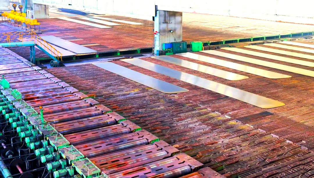 260余種寬厚板產(chǎn)品成功替代進(jìn)口或按國(guó)外標(biāo)準(zhǔn)生產(chǎn)，多個(gè)品種填補(bǔ)國(guó)內(nèi)空白并獨(dú)家供貨，更有40余種遠(yuǎn)銷海外。舞鋼公司不僅主導(dǎo)制定了臨氫設(shè)備用鉻鉬合金鋼板等十余項(xiàng)國(guó)家標(biāo)準(zhǔn)，還榮獲國(guó)家科學(xué)技術(shù)進(jìn)步獎(jiǎng)一等獎(jiǎng)2項(xiàng)、二等獎(jiǎng)1項(xiàng)，省部級(jí)科技進(jìn)步獎(jiǎng)更是數(shù)不勝數(shù)。自創(chuàng)立以來(lái)，河鋼集團(tuán)舞鋼公司便深耕寬厚板研發(fā)制造，打造出響亮的民族品牌，穩(wěn)坐世界寬厚板領(lǐng)域的頭把交椅。 260余種寬厚板產(chǎn)品成功替代進(jìn)口或按國(guó)外標(biāo)準(zhǔn)生產(chǎn)，多個(gè)品種填補(bǔ)國(guó)內(nèi)空白并獨(dú)家供貨，更有40余種遠(yuǎn)銷海外。舞鋼公司不僅主導(dǎo)制定了臨氫設(shè)備用鉻鉬合金鋼板等十余項(xiàng)國(guó)家標(biāo)準(zhǔn)，還榮獲國(guó)家科學(xué)技術(shù)進(jìn)步獎(jiǎng)一等獎(jiǎng)2項(xiàng)、二等獎(jiǎng)1項(xiàng)，省部級(jí)科技進(jìn)步獎(jiǎng)更是數(shù)不勝數(shù)。自創(chuàng)立以來(lái)，河鋼集團(tuán)舞鋼公司便深耕寬厚板研發(fā)制造，打造出響亮的民族品牌，穩(wěn)坐世界寬厚板領(lǐng)域的頭把交椅。 fdb85620c4ebcb4769ad69d0a0a3e58f.png圖為舞鋼生產(chǎn)現(xiàn)場(chǎng)一角。  品牌價(jià)值涵蓋了企業(yè)的多方面競(jìng)爭(zhēng)力，包括產(chǎn)品實(shí)力、文化底蘊(yùn)、資源調(diào)配能力、技術(shù)標(biāo)準(zhǔn)以及質(zhì)量管理等。河鋼集團(tuán)舞鋼公司深知這一點(diǎn)，其黨委書(shū)記、董事長(zhǎng)于勇強(qiáng)調(diào)，要緊密貼近市場(chǎng)脈搏，不斷強(qiáng)化科技創(chuàng)新，以更好地維護(hù)和提升舞鋼的品牌價(jià)值，推動(dòng)企業(yè)更上一層樓。  近日，《中國(guó)冶金報(bào)》的記者們走進(jìn)舞鋼，深入探訪了該企業(yè)品牌塑造的背后故事。舞鋼以科技為核心，提供高端定制服務(wù)，不僅緊跟行業(yè)動(dòng)態(tài)和客戶需求，還專注于客戶應(yīng)用材料的替代研發(fā)，通過(guò)創(chuàng)新贏得先機(jī)。舞鋼人以攻堅(jiān)克難的精神，突破關(guān)鍵技術(shù)難題，將關(guān)鍵核心技術(shù)牢牢掌握在自己手中，成功實(shí)現(xiàn)了從生產(chǎn)型企業(yè)到“制造+服務(wù)型企業(yè)”的轉(zhuǎn)型。  舞鋼黨委書(shū)記、董事長(zhǎng)吝章國(guó)明確指出，舞鋼應(yīng)定位高端市場(chǎng)，致力于開(kāi)發(fā)獨(dú)特且優(yōu)質(zhì)的高端產(chǎn)品，同時(shí)緊貼市場(chǎng)和客戶需求，提供量身定制的服務(wù)。這一策略不僅塑造了產(chǎn)品品牌，更提升了品牌價(jià)值。舞鋼國(guó)內(nèi)首發(fā)的SA737系列容器鋼板，以其大厚度、高技術(shù)難度，充分展現(xiàn)了企業(yè)在科技創(chuàng)新和高端定制方面的實(shí)力。 2024年10月，舞鋼在深入調(diào)研某重點(diǎn)客戶后，立志于替代進(jìn)口，著手研發(fā)大厚度、高技術(shù)難度的碳錳釩SA737系列容器鋼板。為此，公司組建了由技術(shù)、營(yíng)銷人員等組成的高端高效益產(chǎn)品攻關(guān)團(tuán)隊(duì)，根據(jù)客戶需求定制了專屬供貨方案，贏得了客戶的信賴。  在生產(chǎn)過(guò)程中，舞鋼面臨鋼板厚度大、技術(shù)要求嚴(yán)苛等多重挑戰(zhàn)。但憑借強(qiáng)大的技術(shù)實(shí)力和創(chuàng)新能力，舞鋼團(tuán)隊(duì)不僅成功實(shí)施了覆蓋關(guān)鍵工序的梯度試驗(yàn)，還根據(jù)試驗(yàn)數(shù)據(jù)進(jìn)行了長(zhǎng)達(dá)10余天的深入分析驗(yàn)證，最終確定了與生產(chǎn)現(xiàn)場(chǎng)高度契合的最佳工藝方案。這一方案確保了SA737系列容器鋼板在拉伸性能、沖擊性能以及模擬焊后性能等方面均達(dá)到國(guó)內(nèi)領(lǐng)先水平，有力地提升了舞鋼的品牌價(jià)值。  圖為舞鋼第二鋼軋廠的生產(chǎn)現(xiàn)場(chǎng)。 2024年12月20日，舞鋼科技部收到了來(lái)自某高端客戶的積極反饋：“舞鋼生產(chǎn)的碳錳釩SA737系列容器鋼板焊接性能非常穩(wěn)定，簡(jiǎn)直太好用了！連我們的工人都為你們點(diǎn)贊！”這標(biāo)志著舞鋼首次成功批量生產(chǎn)出大厚度、高技術(shù)難度的碳錳釩SA737系列容器鋼板，實(shí)現(xiàn)了國(guó)內(nèi)首發(fā)，為舞鋼打造新的差異化優(yōu)勢(shì)、引領(lǐng)寬厚板行業(yè)的高質(zhì)量發(fā)展注入了強(qiáng)大動(dòng)力。同時(shí)，用戶對(duì)高端材料經(jīng)濟(jì)性的追求也成為舞鋼研發(fā)工作的重要考量因素。截至2024年底，舞鋼高錳鋼已在國(guó)內(nèi)首臺(tái)套高錳鋼船“GasChem Phoenix”上實(shí)現(xiàn)了安全運(yùn)行2萬(wàn)海里的壯舉。這不僅標(biāo)志著舞鋼高錳鋼在國(guó)內(nèi)率先實(shí)現(xiàn)了實(shí)船應(yīng)用，更意味著新一代低成本、高性能的超低溫國(guó)產(chǎn)高錳鋼從基礎(chǔ)研究走向了工程應(yīng)用，為高錳鋼的推廣和應(yīng)用樹(shù)立了新的里程碑。  圖為舞鋼第二鋼軋廠。LNG（液化天然氣）新型低溫高錳鋼憑借其出色的低溫韌性、高延展性以及高強(qiáng)度，相較于傳統(tǒng)LNG船罐材料所采用的Ni系低溫鋼，展現(xiàn)出了顯著的經(jīng)濟(jì)效益。高錳鋼的應(yīng)用對(duì)LNG船舶制造企業(yè)而言，不僅有助于降低生產(chǎn)成本，更能提升其市場(chǎng)競(jìng)爭(zhēng)力。為了實(shí)現(xiàn)科研成果與客戶需求的高效轉(zhuǎn)化，舞鋼積極展開(kāi)了全方位、多輪次的科技創(chuàng)新活動(dòng)。 2024年12月18日，舞鋼的生產(chǎn)線上，一批高端壓力容器鋼板在經(jīng)過(guò)數(shù)小時(shí)精心熱處理后，順利完成了切割與取樣，隨后進(jìn)入性能檢驗(yàn)的關(guān)鍵環(huán)節(jié)。科技部的科研人員全程緊密監(jiān)控，確保每一個(gè)環(huán)節(jié)都達(dá)到高標(biāo)準(zhǔn)。這批鋼板是為客戶量身定制的，面臨極高的技術(shù)挑戰(zhàn)，因?yàn)樗鼈儗儆诔T坯壓縮比的極限規(guī)格?？蛻粢笤谀M長(zhǎng)時(shí)間焊接后，對(duì)鋼板厚度一半處進(jìn)行零下30攝氏度的沖擊韌性測(cè)試。同時(shí)，由于鋼板壓縮比小、厚度大，采用常規(guī)工藝難以確保各項(xiàng)性能指標(biāo)。  面對(duì)這些挑戰(zhàn)，舞鋼的高端高效益產(chǎn)品攻關(guān)團(tuán)隊(duì)從坯料生產(chǎn)、軋制到熱處理各環(huán)節(jié)入手，經(jīng)過(guò)不懈努力，終于找到了與性能指標(biāo)相匹配的最佳工藝參數(shù)，從而優(yōu)化了整體生產(chǎn)工藝。最終，該鋼板的各項(xiàng)性能參數(shù)不僅遠(yuǎn)超客戶預(yù)期，更達(dá)到了世界領(lǐng)先水平。  舞鋼第二鋼軋廠，一個(gè)致力于高端壓力容器鋼板研發(fā)與生產(chǎn)的重要基地。在這里，科技與創(chuàng)新是永恒的主題。吝章國(guó)，作為舞鋼的科技領(lǐng)軍人物，深知科技成果轉(zhuǎn)化的重要性。他強(qiáng)調(diào)，只有將研發(fā)出的產(chǎn)品真正轉(zhuǎn)化為實(shí)際生產(chǎn)力，才能實(shí)現(xiàn)其真正的價(jià)值。因此，舞鋼始終將科技成果轉(zhuǎn)化作為工作的重中之重，不斷推動(dòng)技術(shù)創(chuàng)新與產(chǎn)業(yè)升級(jí)的深度融合。 2024年，舞鋼繼續(xù)堅(jiān)定地走特鋼路線，并成功研發(fā)了18個(gè)新產(chǎn)品。此外，舞鋼還積極與20余家高端客戶進(jìn)行互訪，并成功開(kāi)發(fā)了104個(gè)直供用戶，首單訂貨量累計(jì)高達(dá)9.5萬(wàn)余噸。這些成績(jī)的取得，得益于舞鋼在市場(chǎng)把控方面的機(jī)制創(chuàng)新。在制造業(yè)轉(zhuǎn)型升級(jí)的大背景下，中厚板領(lǐng)域已成為鋼鐵行業(yè)增長(zhǎng)最快的領(lǐng)域和效益源泉，這也導(dǎo)致國(guó)內(nèi)中厚板市場(chǎng)的供需狀況發(fā)生了深刻變化。面對(duì)這一新形勢(shì)，舞鋼積極應(yīng)對(duì)，通過(guò)機(jī)制創(chuàng)新來(lái)提升市場(chǎng)把控力，以實(shí)現(xiàn)更好的生存和發(fā)展。  舞鋼通過(guò)創(chuàng)新機(jī)制體制，進(jìn)一步強(qiáng)化了銷售端資源傾斜，推動(dòng)企業(yè)從單一生產(chǎn)向“制造+服務(wù)”模式轉(zhuǎn)型。他們深化市場(chǎng)、客戶和服務(wù)意識(shí)，不斷提高執(zhí)行、適應(yīng)和變革能力，專注于市場(chǎng)和客戶需求。經(jīng)過(guò)一系列舉措，舞鋼對(duì)市場(chǎng)的把控能力得到了顯著提升。  在2024年9月6日的舞鋼高端水電鋼攻關(guān)團(tuán)隊(duì)周例會(huì)上，該團(tuán)隊(duì)負(fù)責(zé)人張曉克強(qiáng)調(diào)，擁有鋼需求的頭部客戶是市場(chǎng)開(kāi)發(fā)的關(guān)鍵。他要求團(tuán)隊(duì)成員主動(dòng)走訪、對(duì)接和服務(wù)這些客戶。該團(tuán)隊(duì)的積極攻關(guān)，使得舞鋼水電鋼合同承接量在2024年再創(chuàng)新高。  舞鋼始終以客戶需求為中心，通過(guò)多端對(duì)接和全面保障策略，不斷優(yōu)化產(chǎn)線建設(shè)。他們實(shí)施了領(lǐng)導(dǎo)班子成員的“產(chǎn)線包?！敝贫?，從多個(gè)維度對(duì)兩條產(chǎn)線進(jìn)行數(shù)據(jù)畫(huà)像，包括噸鋼邊際貢獻(xiàn)、低邊際合同占比等。這些措施促進(jìn)了產(chǎn)線和營(yíng)銷人員更加關(guān)注產(chǎn)線關(guān)鍵指標(biāo)和創(chuàng)效能力，推動(dòng)了企業(yè)管理重點(diǎn)從產(chǎn)量向產(chǎn)線的轉(zhuǎn)變。 53歲的高級(jí)技師任亞強(qiáng)，在面臨軋制生產(chǎn)難度極大、近乎顛覆其認(rèn)知的8120鋼板時(shí)，他堅(jiān)定地選擇了挑戰(zhàn)。他不僅將軋輥壓下量精細(xì)調(diào)整，更把各道次的間隙時(shí)間縮短到極致，最終成功生產(chǎn)出滿足客戶要求的產(chǎn)品。這一成功，不僅彰顯了舞鋼在技術(shù)上的實(shí)力，更體現(xiàn)了他們對(duì)于市場(chǎng)和客戶需求的深刻洞察。  在舞鋼的攻關(guān)團(tuán)隊(duì)中，“技術(shù)咖”們成為銷售的堅(jiān)強(qiáng)后盾。他們無(wú)條件支持銷售，對(duì)銷售人員提出的問(wèn)題積極響應(yīng)，確保當(dāng)日事當(dāng)日畢。正是這種高效協(xié)作的精神，使得舞鋼在2024年成功中標(biāo)國(guó)內(nèi)多個(gè)知名建設(shè)項(xiàng)目。  在全員端，舞鋼更是全力以赴保市場(chǎng)，緊跟市場(chǎng)和客戶變化，提高反應(yīng)速度。他們突出柔性生產(chǎn)組織和靈活的訂單機(jī)制，實(shí)現(xiàn)生產(chǎn)組織與銷售的高度協(xié)同。同時(shí)，堅(jiān)持加強(qiáng)質(zhì)量、成本和交貨期管理，珍惜品牌信譽(yù)，成為舞鋼廣大干部職工的工作準(zhǔn)則。  一次江蘇客戶的746噸高端容器鋼板供貨合同，雖然交貨期只有短短20天，但舞鋼各部門(mén)、各單位加強(qiáng)協(xié)同，全方位提升保供能力。最終，在客戶要求的交貨期內(nèi)，舞鋼高質(zhì)量、高標(biāo)準(zhǔn)完成了整單合同產(chǎn)品交付，贏得了客戶的贊譽(yù)。這一成功案例，更是舞鋼對(duì)市場(chǎng)把控能力和執(zhí)行能力的有力證明。 針對(duì)市場(chǎng)和客戶對(duì)鋼板質(zhì)量的高標(biāo)準(zhǔn)要求，舞鋼的技術(shù)團(tuán)隊(duì)進(jìn)行了深入細(xì)致的技術(shù)評(píng)審和質(zhì)量預(yù)判。他們精心制定了科學(xué)合理的工藝方案，旨在從合同的技術(shù)交流、生效下發(fā)階段就開(kāi)始精準(zhǔn)識(shí)別生產(chǎn)難度，并提前進(jìn)行干預(yù)，以確保產(chǎn)品設(shè)計(jì)開(kāi)發(fā)的精準(zhǔn)度，從而保障產(chǎn)品質(zhì)量。具體而言，舞鋼采取了以下措施：首先是加強(qiáng)過(guò)程管控，提高一次性合格率和合同兌現(xiàn)率；其次是技術(shù)指導(dǎo)全程參與，技術(shù)人員堅(jiān)持“一次做對(duì)”的原則，對(duì)每個(gè)產(chǎn)品都進(jìn)行嚴(yán)格管理，以杜絕因標(biāo)準(zhǔn)化作業(yè)執(zhí)行不力導(dǎo)致的質(zhì)量波動(dòng)；最后是不斷追求工藝改進(jìn)的完美性。  此外，舞鋼還通過(guò)健全激勵(lì)機(jī)制來(lái)激發(fā)銷售人員的積極性。他們根據(jù)KPI完成情況對(duì)銷售人員進(jìn)行評(píng)價(jià)，并根據(jù)銷售業(yè)績(jī)給予報(bào)酬，同時(shí)實(shí)施末位淘汰制度。此外，還設(shè)立了銷售網(wǎng)點(diǎn)賽馬獎(jiǎng)勵(lì)機(jī)制、高售價(jià)高效益合同獎(jiǎng)勵(lì)機(jī)制以及高端高效益產(chǎn)品技術(shù)攻關(guān)團(tuán)隊(duì)創(chuàng)效獎(jiǎng)勵(lì)機(jī)制。  目前，舞鋼已針對(duì)高端細(xì)分市場(chǎng)、個(gè)性化小眾市場(chǎng)和新產(chǎn)業(yè)新業(yè)態(tài)市場(chǎng)需求進(jìn)行了布局。他們?cè)O(shè)立了15個(gè)營(yíng)銷網(wǎng)點(diǎn)和32個(gè)高端高效產(chǎn)品攻關(guān)團(tuán)隊(duì)，形成了全線聯(lián)動(dòng)的銷售反應(yīng)機(jī)制。2024年，舞鋼高端高效益產(chǎn)品的銷量同比提升了17%，高端熱處理產(chǎn)品的入庫(kù)量也同比增加7%。同時(shí)，頭部客戶的銷量占比提升了5%，高端產(chǎn)品的年銷量更是增長(zhǎng)了18.9%。  舞鋼展廳一角，高端產(chǎn)品盡收眼底。 2025年，舞鋼將緊密圍繞河鋼集團(tuán)的戰(zhàn)略規(guī)劃，持續(xù)專注于特鋼精品的研發(fā)與銷售，進(jìn)一步強(qiáng)化“貼近市場(chǎng)、貼近客戶”的經(jīng)營(yíng)理念，積極推進(jìn)技術(shù)營(yíng)銷策略的實(shí)施，深耕下游關(guān)鍵行業(yè)市場(chǎng)，從而不斷鞏固和擴(kuò)大舞鋼在寬厚板領(lǐng)域的領(lǐng)先優(yōu)勢(shì)，持續(xù)提高舞鋼品牌的整體價(jià)值。圖為舞鋼生產(chǎn)現(xiàn)場(chǎng)一角。  品牌價(jià)值涵蓋了企業(yè)的多方面競(jìng)爭(zhēng)力，包括產(chǎn)品實(shí)力、文化底蘊(yùn)、資源調(diào)配能力、技術(shù)標(biāo)準(zhǔn)以及質(zhì)量管理等。河鋼集團(tuán)舞鋼公司深知這一點(diǎn)，其黨委書(shū)記、董事長(zhǎng)于勇強(qiáng)調(diào)，要緊密貼近市場(chǎng)脈搏，不斷強(qiáng)化科技創(chuàng)新，以更好地維護(hù)和提升舞鋼的品牌價(jià)值，推動(dòng)企業(yè)更上一層樓。  近日，《中國(guó)冶金報(bào)》的記者們走進(jìn)舞鋼，深入探訪了該企業(yè)品牌塑造的背后故事。舞鋼以科技為核心，提供高端定制服務(wù)，不僅緊跟行業(yè)動(dòng)態(tài)和客戶需求，還專注于客戶應(yīng)用材料的替代研發(fā)，通過(guò)創(chuàng)新贏得先機(jī)。舞鋼人以攻堅(jiān)克難的精神，突破關(guān)鍵技術(shù)難題，將關(guān)鍵核心技術(shù)牢牢掌握在自己手中，成功實(shí)現(xiàn)了從生產(chǎn)型企業(yè)到“制造+服務(wù)型企業(yè)”的轉(zhuǎn)型。  舞鋼黨委書(shū)記、董事長(zhǎng)吝章國(guó)明確指出，舞鋼應(yīng)定位高端市場(chǎng)，致力于開(kāi)發(fā)獨(dú)特且優(yōu)質(zhì)的高端產(chǎn)品，同時(shí)緊貼市場(chǎng)和客戶需求，提供量身定制的服務(wù)。這一策略不僅塑造了產(chǎn)品品牌，更提升了品牌價(jià)值。舞鋼國(guó)內(nèi)首發(fā)的SA737系列容器鋼板，以其大厚度、高技術(shù)難度，充分展現(xiàn)了企業(yè)在科技創(chuàng)新和高端定制方面的實(shí)力。 2024年10月，舞鋼在深入調(diào)研某重點(diǎn)客戶后，立志于替代進(jìn)口，著手研發(fā)大厚度、高技術(shù)難度的碳錳釩SA737系列容器鋼板。為此，公司組建了由技術(shù)、營(yíng)銷人員等組成的高端高效益產(chǎn)品攻關(guān)團(tuán)隊(duì)，根據(jù)客戶需求定制了專屬供貨方案，贏得了客戶的信賴。  在生產(chǎn)過(guò)程中，舞鋼面臨鋼板厚度大、技術(shù)要求嚴(yán)苛等多重挑戰(zhàn)。但憑借強(qiáng)大的技術(shù)實(shí)力和創(chuàng)新能力，舞鋼團(tuán)隊(duì)不僅成功實(shí)施了覆蓋關(guān)鍵工序的梯度試驗(yàn)，還根據(jù)試驗(yàn)數(shù)據(jù)進(jìn)行了長(zhǎng)達(dá)10余天的深入分析驗(yàn)證，最終確定了與生產(chǎn)現(xiàn)場(chǎng)高度契合的最佳工藝方案。這一方案確保了SA737系列容器鋼板在拉伸性能、沖擊性能以及模擬焊后性能等方面均達(dá)到國(guó)內(nèi)領(lǐng)先水平，有力地提升了舞鋼的品牌價(jià)值。 5d7280e5f0e670f44544f8cefe0f0d14.png圖為舞鋼第二鋼軋廠的生產(chǎn)現(xiàn)場(chǎng)。 2024年12月20日，舞鋼科技部收到了來(lái)自某高端客戶的積極反饋：“舞鋼生產(chǎn)的碳錳釩SA737系列容器鋼板焊接性能非常穩(wěn)定，簡(jiǎn)直太好用了！連我們的工人都為你們點(diǎn)贊！”這標(biāo)志著舞鋼首次成功批量生產(chǎn)出大厚度、高技術(shù)難度的碳錳釩SA737系列容器鋼板，實(shí)現(xiàn)了國(guó)內(nèi)首發(fā)，為舞鋼打造新的差異化優(yōu)勢(shì)、引領(lǐng)寬厚板行業(yè)的高質(zhì)量發(fā)展注入了強(qiáng)大動(dòng)力。同時(shí)，用戶對(duì)高端材料經(jīng)濟(jì)性的追求也成為舞鋼研發(fā)工作的重要考量因素。截至2024年底，舞鋼高錳鋼已在國(guó)內(nèi)首臺(tái)套高錳鋼船“GasChem Phoenix”上實(shí)現(xiàn)了安全運(yùn)行2萬(wàn)海里的壯舉。這不僅標(biāo)志著舞鋼高錳鋼在國(guó)內(nèi)率先實(shí)現(xiàn)了實(shí)船應(yīng)用，更意味著新一代低成本、高性能的超低溫國(guó)產(chǎn)高錳鋼從基礎(chǔ)研究走向了工程應(yīng)用，為高錳鋼的推廣和應(yīng)用樹(shù)立了新的里程碑。 46457aad56baacd125c4811c93a87642.png圖為舞鋼第二鋼軋廠。LNG（液化天然氣）新型低溫高錳鋼憑借其出色的低溫韌性、高延展性以及高強(qiáng)度，相較于傳統(tǒng)LNG船罐材料所采用的Ni系低溫鋼，展現(xiàn)出了顯著的經(jīng)濟(jì)效益。高錳鋼的應(yīng)用對(duì)LNG船舶制造企業(yè)而言，不僅有助于降低生產(chǎn)成本，更能提升其市場(chǎng)競(jìng)爭(zhēng)力。為了實(shí)現(xiàn)科研成果與客戶需求的高效轉(zhuǎn)化，舞鋼積極展開(kāi)了全方位、多輪次的科技創(chuàng)新活動(dòng)。 2024年12月18日，舞鋼的生產(chǎn)線上，一批高端壓力容器鋼板在經(jīng)過(guò)數(shù)小時(shí)精心熱處理后，順利完成了切割與取樣，隨后進(jìn)入性能檢驗(yàn)的關(guān)鍵環(huán)節(jié)。科技部的科研人員全程緊密監(jiān)控，確保每一個(gè)環(huán)節(jié)都達(dá)到高標(biāo)準(zhǔn)。這批鋼板是為客戶量身定制的，面臨極高的技術(shù)挑戰(zhàn)，因?yàn)樗鼈儗儆诔T坯壓縮比的極限規(guī)格?？蛻粢笤谀M長(zhǎng)時(shí)間焊接后，對(duì)鋼板厚度一半處進(jìn)行零下30攝氏度的沖擊韌性測(cè)試。同時(shí)，由于鋼板壓縮比小、厚度大，采用常規(guī)工藝難以確保各項(xiàng)性能指標(biāo)。  面對(duì)這些挑戰(zhàn)，舞鋼的高端高效益產(chǎn)品攻關(guān)團(tuán)隊(duì)從坯料生產(chǎn)、軋制到熱處理各環(huán)節(jié)入手，經(jīng)過(guò)不懈努力，終于找到了與性能指標(biāo)相匹配的最佳工藝參數(shù)，從而優(yōu)化了整體生產(chǎn)工藝。最終，該鋼板的各項(xiàng)性能參數(shù)不僅遠(yuǎn)超客戶預(yù)期，更達(dá)到了世界領(lǐng)先水平。 03022d4b7265c93067bd0bb81ea61e91.png舞鋼第二鋼軋廠，一個(gè)致力于高端壓力容器鋼板研發(fā)與生產(chǎn)的重要基地。在這里，科技與創(chuàng)新是永恒的主題。吝章國(guó)，作為舞鋼的科技領(lǐng)軍人物，深知科技成果轉(zhuǎn)化的重要性。他強(qiáng)調(diào)，只有將研發(fā)出的產(chǎn)品真正轉(zhuǎn)化為實(shí)際生產(chǎn)力，才能實(shí)現(xiàn)其真正的價(jià)值。因此，舞鋼始終將科技成果轉(zhuǎn)化作為工作的重中之重，不斷推動(dòng)技術(shù)創(chuàng)新與產(chǎn)業(yè)升級(jí)的深度融合。 2024年，舞鋼繼續(xù)堅(jiān)定地走特鋼路線，并成功研發(fā)了18個(gè)新產(chǎn)品。此外，舞鋼還積極與20余家高端客戶進(jìn)行互訪，并成功開(kāi)發(fā)了104個(gè)直供用戶，首單訂貨量累計(jì)高達(dá)9.5萬(wàn)余噸。這些成績(jī)的取得，得益于舞鋼在市場(chǎng)把控方面的機(jī)制創(chuàng)新。在制造業(yè)轉(zhuǎn)型升級(jí)的大背景下，中厚板領(lǐng)域已成為鋼鐵行業(yè)增長(zhǎng)最快的領(lǐng)域和效益源泉，這也導(dǎo)致國(guó)內(nèi)中厚板市場(chǎng)的供需狀況發(fā)生了深刻變化。面對(duì)這一新形勢(shì)，舞鋼積極應(yīng)對(duì)，通過(guò)機(jī)制創(chuàng)新來(lái)提升市場(chǎng)把控力，以實(shí)現(xiàn)更好的生存和發(fā)展。 0a698836478e07383d7a298285345cad.png舞鋼通過(guò)創(chuàng)新機(jī)制體制，進(jìn)一步強(qiáng)化了銷售端資源傾斜，推動(dòng)企業(yè)從單一生產(chǎn)向“制造+服務(wù)”模式轉(zhuǎn)型。他們深化市場(chǎng)、客戶和服務(wù)意識(shí)，不斷提高執(zhí)行、適應(yīng)和變革能力，專注于市場(chǎng)和客戶需求。經(jīng)過(guò)一系列舉措，舞鋼對(duì)市場(chǎng)的把控能力得到了顯著提升。  在2024年9月6日的舞鋼高端水電鋼攻關(guān)團(tuán)隊(duì)周例會(huì)上，該團(tuán)隊(duì)負(fù)責(zé)人張曉克強(qiáng)調(diào)，擁有鋼需求的頭部客戶是市場(chǎng)開(kāi)發(fā)的關(guān)鍵。他要求團(tuán)隊(duì)成員主動(dòng)走訪、對(duì)接和服務(wù)這些客戶。該團(tuán)隊(duì)的積極攻關(guān)，使得舞鋼水電鋼合同承接量在2024年再創(chuàng)新高。  舞鋼始終以客戶需求為中心，通過(guò)多端對(duì)接和全面保障策略，不斷優(yōu)化產(chǎn)線建設(shè)。他們實(shí)施了領(lǐng)導(dǎo)班子成員的“產(chǎn)線包保”制度，從多個(gè)維度對(duì)兩條產(chǎn)線進(jìn)行數(shù)據(jù)畫(huà)像，包括噸鋼邊際貢獻(xiàn)、低邊際合同占比等。這些措施促進(jìn)了產(chǎn)線和營(yíng)銷人員更加關(guān)注產(chǎn)線關(guān)鍵指標(biāo)和創(chuàng)效能力，推動(dòng)了企業(yè)管理重點(diǎn)從產(chǎn)量向產(chǎn)線的轉(zhuǎn)變。 53歲的高級(jí)技師任亞強(qiáng)，在面臨軋制生產(chǎn)難度極大、近乎顛覆其認(rèn)知的8120鋼板時(shí)，他堅(jiān)定地選擇了挑戰(zhàn)。他不僅將軋輥壓下量精細(xì)調(diào)整，更把各道次的間隙時(shí)間縮短到極致，最終成功生產(chǎn)出滿足客戶要求的產(chǎn)品。這一成功，不僅彰顯了舞鋼在技術(shù)上的實(shí)力，更體現(xiàn)了他們對(duì)于市場(chǎng)和客戶需求的深刻洞察。  在舞鋼的攻關(guān)團(tuán)隊(duì)中，“技術(shù)咖”們成為銷售的堅(jiān)強(qiáng)后盾。他們無(wú)條件支持銷售，對(duì)銷售人員提出的問(wèn)題積極響應(yīng)，確保當(dāng)日事當(dāng)日畢。正是這種高效協(xié)作的精神，使得舞鋼在2024年成功中標(biāo)國(guó)內(nèi)多個(gè)知名建設(shè)項(xiàng)目。  在全員端，舞鋼更是全力以赴保市場(chǎng)，緊跟市場(chǎng)和客戶變化，提高反應(yīng)速度。他們突出柔性生產(chǎn)組織和靈活的訂單機(jī)制，實(shí)現(xiàn)生產(chǎn)組織與銷售的高度協(xié)同。同時(shí)，堅(jiān)持加強(qiáng)質(zhì)量、成本和交貨期管理，珍惜品牌信譽(yù)，成為舞鋼廣大干部職工的工作準(zhǔn)則。  一次江蘇客戶的746噸高端容器鋼板供貨合同，雖然交貨期只有短短20天，但舞鋼各部門(mén)、各單位加強(qiáng)協(xié)同，全方位提升保供能力。最終，在客戶要求的交貨期內(nèi)，舞鋼高質(zhì)量、高標(biāo)準(zhǔn)完成了整單合同產(chǎn)品交付，贏得了客戶的贊譽(yù)。這一成功案例，更是舞鋼對(duì)市場(chǎng)把控能力和執(zhí)行能力的有力證明。 針對(duì)市場(chǎng)和客戶對(duì)鋼板質(zhì)量的高標(biāo)準(zhǔn)要求，舞鋼的技術(shù)團(tuán)隊(duì)進(jìn)行了深入細(xì)致的技術(shù)評(píng)審和質(zhì)量預(yù)判。他們精心制定了科學(xué)合理的工藝方案，旨在從合同的技術(shù)交流、生效下發(fā)階段就開(kāi)始精準(zhǔn)識(shí)別生產(chǎn)難度，并提前進(jìn)行干預(yù)，以確保產(chǎn)品設(shè)計(jì)開(kāi)發(fā)的精準(zhǔn)度，從而保障產(chǎn)品質(zhì)量。具體而言，舞鋼采取了以下措施：首先是加強(qiáng)過(guò)程管控，提高一次性合格率和合同兌現(xiàn)率；其次是技術(shù)指導(dǎo)全程參與，技術(shù)人員堅(jiān)持“一次做對(duì)”的原則，對(duì)每個(gè)產(chǎn)品都進(jìn)行嚴(yán)格管理，以杜絕因標(biāo)準(zhǔn)化作業(yè)執(zhí)行不力導(dǎo)致的質(zhì)量波動(dòng)；最后是不斷追求工藝改進(jìn)的完美性。  此外，舞鋼還通過(guò)健全激勵(lì)機(jī)制來(lái)激發(fā)銷售人員的積極性。他們根據(jù)KPI完成情況對(duì)銷售人員進(jìn)行評(píng)價(jià)，并根據(jù)銷售業(yè)績(jī)給予報(bào)酬，同時(shí)實(shí)施末位淘汰制度。此外，還設(shè)立了銷售網(wǎng)點(diǎn)賽馬獎(jiǎng)勵(lì)機(jī)制、高售價(jià)高效益合同獎(jiǎng)勵(lì)機(jī)制以及高端高效益產(chǎn)品技術(shù)攻關(guān)團(tuán)隊(duì)創(chuàng)效獎(jiǎng)勵(lì)機(jī)制。  目前，舞鋼已針對(duì)高端細(xì)分市場(chǎng)、個(gè)性化小眾市場(chǎng)和新產(chǎn)業(yè)新業(yè)態(tài)市場(chǎng)需求進(jìn)行了布局。他們?cè)O(shè)立了15個(gè)營(yíng)銷網(wǎng)點(diǎn)和32個(gè)高端高效產(chǎn)品攻關(guān)團(tuán)隊(duì)，形成了全線聯(lián)動(dòng)的銷售反應(yīng)機(jī)制。2024年，舞鋼高端高效益產(chǎn)品的銷量同比提升了17%，高端熱處理產(chǎn)品的入庫(kù)量也同比增加7%。同時(shí)，頭部客戶的銷量占比提升了5%，高端產(chǎn)品的年銷量更是增長(zhǎng)了18.9%。 14f58a2a32dec17139ea4d08778c063f.png舞鋼展廳一角，高端產(chǎn)品盡收眼底。 2025年，舞鋼將緊密圍繞河鋼集團(tuán)的戰(zhàn)略規(guī)劃，持續(xù)專注于特鋼精品的研發(fā)與銷售，進(jìn)一步強(qiáng)化“貼近市場(chǎng)、貼近客戶”的經(jīng)營(yíng)理念，積極推進(jìn)技術(shù)營(yíng)銷策略的實(shí)施，深耕下游關(guān)鍵行業(yè)市場(chǎng)，從而不斷鞏固和擴(kuò)大舞鋼在寬厚板領(lǐng)域的領(lǐng)先優(yōu)勢(shì)，持續(xù)提高舞鋼品牌的整體價(jià)值。