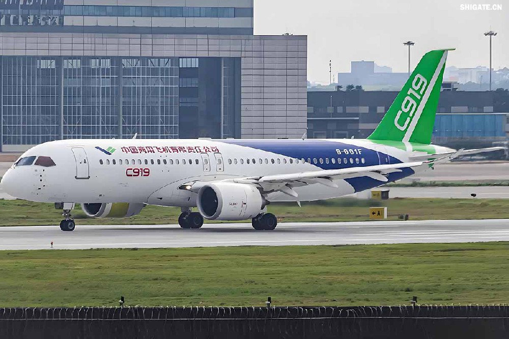 12月9日，國產大飛機C919的全球首家用戶東航，正式接收首架C919飛機，標志著國產大飛機邁出市場運營的“第一步”，也標志著中國民航運輸市場首次擁有中國自主研發的噴氣式干線飛機。  消息傳來，河鋼集團干部職工倍感振奮。因為，國產大飛機工程也凝聚了河鋼干部職工的心血和汗水，見證了河鋼人的獨特貢獻。河鋼自主研發的390mm大厚度調質鋼20MnNiMo，填補國內空白，用于大飛機項目的核心設備——世界最大的8萬噸級模鍛壓機制造，為國產大飛機提供堅強的鋼鐵支撐。    建功大國重器  航空模鍛件是飛機的“鋼脊鐵翅”，需要大型的模鍛設備才能高質量批量鍛制。在中國制造大型模鍛壓機之前，僅有美國、俄羅斯、法國3個國家有類似設備，最大鍛造等級為俄羅斯的7.5萬噸級。  2003年，我國啟動重型模鍛壓機論證，組成專家隊伍開始研制世界最大的8萬噸級大型模鍛壓機。正是該項目的啟動，讓河鋼與國產大飛機結下不解之緣。  制造模鍛壓機機架所用頂級鋼板——大厚度調質鋼20MnNiMo，是該裝備中生產難度最大的鋼種，內部致密度、純潔度、機械性能及平直度等各項標準要求極高，且由于鋼板大單重、大厚度，其表面質量、性能合格率、探傷合格率極難保證，生產難度很大。此前，國內沒有廠家能夠生產，國外進口同類鋼板每噸價格高達8萬元。  “為國造好鋼，建功大國重器。助力大飛機制造，河鋼人義不容辭！”2009年2月，接到任務的河鋼集團舞鋼公司（以下簡稱舞鋼）立即組織技術人員開展專項攻關，先后解決了鋼板內部金屬致密度純潔度、鋼板表面質量、鋼板熱處理機械性能、鋼板平直度等多項重大技術難題。  經過6個多月的攻堅克難，2009年7月，總量為82塊、2348噸的390mm大厚度調質鋼20MnNiMo全部生產完畢并成功交付。產品各項性能均超出國外同類產品標準，完全能夠滿足使用要求，價格卻遠遠低于同類進口產品，鋼板全部高質量按期交貨，獲得高度評價。  2013年4月，8萬噸級大型模鍛壓機建成投產。這臺總高42米、總重2.2萬噸的世界最大模鍛壓機，最大模鍛壓制力可達1000MN，壓機尺寸、整體質量和最大單件重量均為世界之首，僅用3分半鐘便可制作一個飛機起落架，將我國高端重大裝備的制造能力托舉到國際頂級水平。  2015年11月2日，由8萬噸大型模鍛壓機生產出的首款新一代噴氣式干線客機C919，面向全球公開亮相，壓機尺寸、整體質量和最大單件重量均為世界之首。    研發“爭氣鋼”  在河鋼人心中，為國產大飛機項目關鍵設備自主研發“爭氣鋼”，是一份舍我其誰的光榮和信任，更是一份為國爭光的使命和責任。秉持著這樣的認識和定位，舞鋼技術人員充分發揮技術優勢，通力協作、密切配合，圓滿完成390mm大厚度調質鋼20MnNiMo研制任務。大厚度調質鋼20MnNiMo的研發過程中，煉鋼過程是關鍵環節之一。“由于390毫米厚的大飛機用調質鋼20MnNiMo要求內部致密度、潔凈度、調質后機械性能等各項標準都非常高，在一煉鋼環節，生產高品質的合格電渣錠熔煉母材——優質20MnNiMo連鑄坯是基礎?！弊鳛槲桎撾娫厝奂夹g的首批研發者、參與者、見證者，舞鋼一檔技術主管畢殿閣談及該鋼的研發記憶猶新，“在此之前，20MnNiMo鋼種從未在舞鋼一煉鋼1900mm連鑄機生產線上生產過?！? 據畢殿閣介紹，由于高鎳高鉬連鑄坯易產生裂紋，生產困難不可想象。但大飛機項目作為國家一項重大項目，“建功大國重器”激發了職工們的榮耀感和使命感，舞鋼為此專門成立了攻關隊，并制定了一系列激勵措施，全力以赴挑戰極限，克服了一切不可預見的困難。  連鑄車間從控制澆注鋼水過熱度、調整鑄機二冷水參數、調整鑄機澆注拉速等，一項一項消除可能造成澆注失敗的不利因素，成功研發出了針對20MnNiMo鋼種的澆注工藝，并保證了鋼坯成功澆注。在電渣重熔環節，創新渣系的研究與開發以及熔速、冷卻制度，確保電渣爐的生產順行和電渣錠內部質量。  20MnNiMo鋼板軋制環節，更是困難重重，最大的難關莫過于鋼板表面質量及板型軋制攻關。  今年50歲的“河鋼工匠”、舞鋼軋鋼首批高級作業師任亞強是當時20MnNiMo軋制攻關團隊的主操手。“當時是20MnNiMo鋼板的國內首次生產，我們必須要精心操作、精準控制，努力實現‘國內首創’優秀成果?！睘榇?，任亞強連續半個月堅守在崗位上，并通過自己的觀察、思考，提出在軋制中對留尾、展寬及道次壓下量進行優化，改善鋼板平直度，在終軋道次采用低速大壓下規程軋制的工藝改進方案。方案實施后，攻克了該鋼表面不允許有任何缺陷，平直度不超過6mm/米的行業軋制技術難題，圓滿完成該鋼種的軋制任務。  “人隨鋼走”是研發團隊成員、舞鋼科技部核電鋼研究所主管工程師張萌工作狀態的寫照。那段時間里，他日夜跟蹤生產，從煉鋼到軋鋼，采集記錄數據，為各環節的技術升級積淀原始依據。  為攻克該類大厚度鋼板內部性能易波動行業難題，他和同事輪流在生產現場熬夜，實在困了就趴在桌子邊打個盹兒。經過反復研究、試驗，他們最終找出了問題原因，根據試驗數據三次對工藝進行技術升級，得到了最優工藝方案，也為后續其他品種電渣鋼的研發打下基礎。在鋼板熱處理工序，專門對一軋鋼的車底式爐進行技術升級攻關，保證了390mm厚、5米多長的鋼板熱處理冷卻后的性能穩定；他們創新鋼板壓平工藝，攻克了鋼板的平直度難以控制的技術難題。  回憶那段難忘的研制經歷，張萌動情地說：“在熱處理環節，面對著數百度的輻射高溫，我們的職工們一只胳膊擋住被烤得生疼的臉，另一只胳膊湊近鋼板去放墊塊。正是經受住這樣的‘烤’驗，和精細到每一個環節的全方位過程控制，才讓我們收獲了來之不易的研發碩果?！?   點亮河鋼品牌  390mm大厚度調質鋼20MnNiMo的成功研制，為舞鋼積淀了豐厚的技術優勢——“大飛機項目用390mm厚20MnNiMo鋼板的研制開發”技術成果榮獲中國鋼鐵工業協會、中國金屬學會和河北省冶金科學技術獎；電渣重熔技術成為舞鋼當前的“王牌技術”之一，電渣重熔水電鋼S500Q、S550Q最大厚度達到285mm厚度，在國內獨占鰲頭；核電鋼Q345D國標一級探傷要求380mm厚度規格品質國內首屈一指……以研發國家重大工程急需鋼材為己任，舞鋼在全面對接高端市場、服務國家重大工程中，實現了產品競爭力的快速提升。  在航空航天用鋼領域，舞鋼為中國首次載人航天飛行及天宮一號、神舟九號和長征二號F的研制配套做出了突出貢獻。同時，在水電、核電、石油化工煤化工、海洋工程、高層建筑、橋梁等用鋼諸多領域，均發揮了關鍵性作用。  舞鋼的產品創新研發，是河鋼持續推進客戶結構、產品結構“兩個結構優化”的縮影。近年來，河鋼大力培育行業第一、唯一，加快在超高強汽車鋼、覆膜家電板、海工鋼等領域打造更多“單打冠軍”。  研制開發的船用LNG低溫奧氏體型高錳鋼、超厚加釩鉻鉬鋼板、特殊功能鋅鋁鎂涂層等30余個新產品填補國內空白。核電用鋼、海洋工程用鋼、鍋爐及壓力容器用鋼、高強抗震鋼筋等產品國內第一品牌優勢更加凸顯……  如今，河鋼定制研發的一系列高端產品廣泛應用于港珠澳大橋、“華龍一號”核電站、“天眼”工程、奧運工程、國產大飛機、極地重載運輸船、航空航天等系列重大科技和工程項目，在鑄就“大國重器”中彰顯了河鋼品牌的力量與擔當。