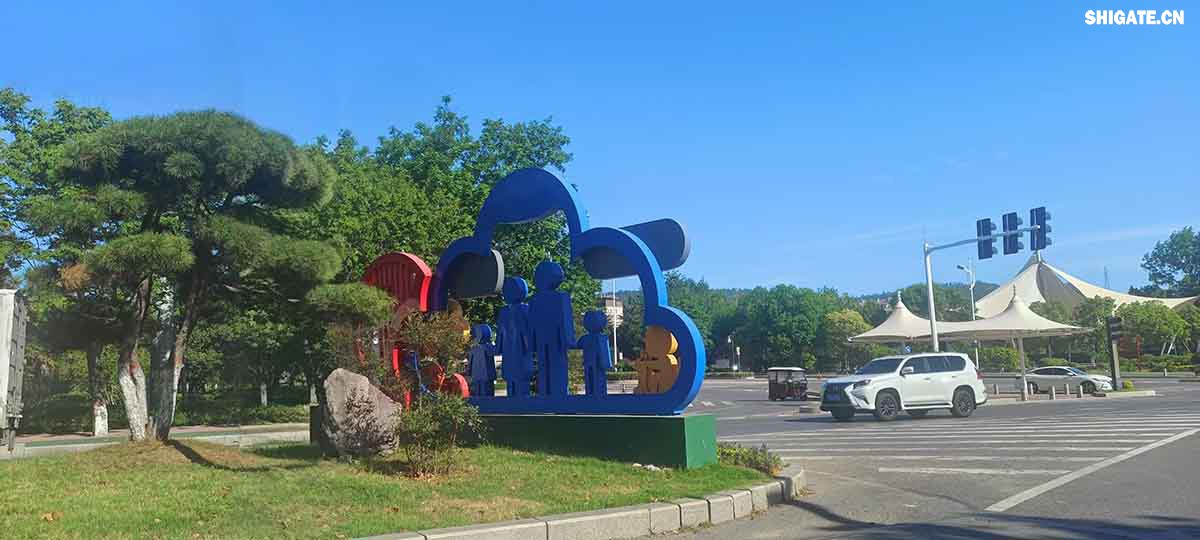 城市綠化美化突出高質(zhì)量。舞鋼市先后組織實(shí)施了四期綠化基礎(chǔ)工程:拆墻透綠工程；庭院綠化工程；市區(qū)主干道和兩側(cè)風(fēng)景林綠化工程。興建了迎賓廣場、建中廣場、礦山文化廣場、翠竹園、奮飛廣場、鑫源廣場、桃花園等13處廣場游園，有38個(gè)單位達(dá)到省級(jí)庭院綠化標(biāo)準(zhǔn)。市區(qū)綠地面積由創(chuàng)建前的5.6萬平方米增至現(xiàn)在的212.8萬平方米。人均公共綠地面積由創(chuàng)建前的0.6平方米增至現(xiàn)在的21.28平方米。城市綠地覆蓋面積達(dá)3.91平方公里，綠化覆蓋率達(dá)35.55％，綠地率達(dá)34.15％，居河南省縣市之首，極大地改善了城市環(huán)境，滿足了城市居民休息、娛樂的需要。  城市夜間景觀突出高檔次。實(shí)施城市道路燈光工程，全市共安裝各種型號(hào)禮花燈160余盞，建筑輪廓霓虹燈、單位名稱霓虹燈270多處，臨街酒店、門店霓虹燈、燈箱等359處，投入資金總計(jì)1200多萬元。初步形成了行政中心莊重大方，城市主干道華麗輝煌，文化娛樂區(qū)浪漫溫馨，街道小巷流光溢彩的城市燈光景觀體系。2005年年底市政府又投資400多萬元實(shí)施了餐飲一條街霓虹燈工程和彩色音樂水幕噴泉工程，其中音樂水幕噴泉的長度和高度均為中原之最。