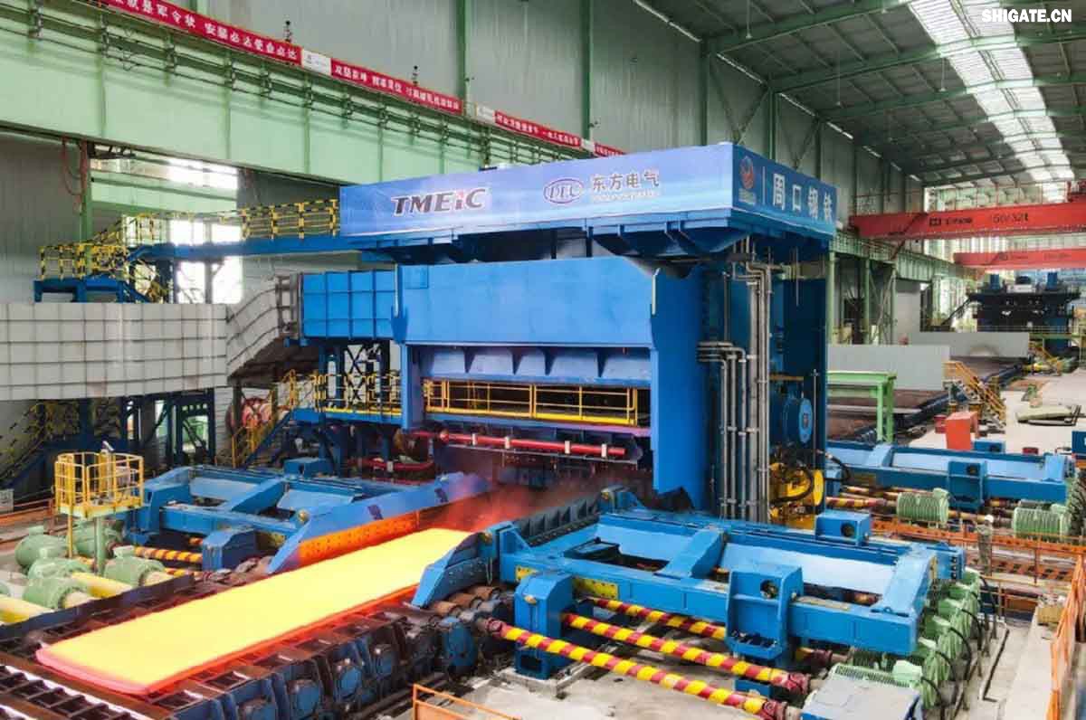 6月1日，河南鋼鐵集團(tuán)周口基地簡稱（周鋼）二期寬厚板項目控制中心迎來重要里程碑：當(dāng)操作員按下5500mm精軋機(jī)的軋制按鈕，通紅的鋼板如熔金般奔騰穿過軋輥，標(biāo)志著5500mm軋機(jī)熱試圓滿成功。這一震撼場景與5月31日RH真空精煉爐、熱處理線熱試成功交相輝映，正式宣告世界首條“5600mm+5500mm雙超寬機(jī)架”寬厚板生產(chǎn)線全線貫通！生產(chǎn)線總長度達(dá)到1.4公里，構(gòu)成了國內(nèi)已知最長的寬厚板軋鋼車間，連接了近20個精密工序，深基坑群實(shí)現(xiàn)了全線的貫通布局。至此，河南鋼鐵集團(tuán)強(qiáng)勢躋身全球高端鋼鐵制造“第一梯隊”，其高端化、智能化、綠色化發(fā)展及特鋼轉(zhuǎn)型進(jìn)程由此開啟全新篇章！  6月1日，河南鋼鐵集團(tuán)周口基地二期寬厚板項目控制中心迎來重要里程碑：當(dāng)操作員按下5500mm精軋機(jī)的軋制按鈕，通紅的鋼板如熔金般奔騰穿過軋輥，標(biāo)志著5500mm軋機(jī)熱試圓滿成功。這一震撼場景與5月31日RH真空精煉爐、熱處理線熱試成功交相輝映，正式宣告世界首條“5600mm+5500mm雙超寬機(jī)架”寬厚板生產(chǎn)線全線貫通！至此，河南鋼鐵集團(tuán)強(qiáng)勢躋身全球高端鋼鐵制造“第一梯隊”，其高端化、智能化、綠色化發(fā)展及特鋼轉(zhuǎn)型進(jìn)程由此開啟全新篇章！  51d4905bcb7b4c2dd850245e3f679bb4.jpg  這一里程碑時刻，不僅彰顯了河南鋼鐵集團(tuán)的高端制造實(shí)力，更以硬核數(shù)據(jù)構(gòu)筑起強(qiáng)勁的市場競爭力。全球唯一一條由5600mm超寬軋機(jī)與5500mm精軋機(jī)組成的超強(qiáng)產(chǎn)線，可軋制寬度達(dá)5300mm、厚度至300mm的船舶級巨板，徹底突破超寬幅特種鋼板的產(chǎn)能瓶頸。其中，RH真空精煉爐年處理鋼水能力達(dá)180萬噸，單爐最大處理量170噸，以高效穩(wěn)定的精煉能力為高端鋼材純凈度筑牢根基。熱處理爐與淬火機(jī)系統(tǒng)更展現(xiàn)出頂尖加工水準(zhǔn)：熱處理爐可處理厚度6-150mm、寬度900-5300mm、長度3-26米的鋼板，最大板重45噸；淬火機(jī)采用多段輥壓式設(shè)計，凈寬5700mm，針對26米超長鋼板實(shí)現(xiàn)1-60米/分的精準(zhǔn)控溫淬火，年處理高端板材15.4萬噸，覆蓋正火、淬火+回火等全流程工藝，通過精準(zhǔn)控溫提升產(chǎn)品硬度、強(qiáng)度，改善耐磨性與耐蝕性等關(guān)鍵性能，為橋梁鋼、容器鋼、建筑結(jié)構(gòu)鋼等高端產(chǎn)品布局提供強(qiáng)力支撐。  640.jpg  該生產(chǎn)線聚焦海工用鋼、風(fēng)電塔筒板、超高壓容器板等戰(zhàn)略產(chǎn)品，實(shí)現(xiàn)從巨輪龍骨（5300mm寬板）到百米風(fēng)機(jī)塔筒（150mm厚板）的全尺寸覆蓋，助力河南省高端制造向全球產(chǎn)業(yè)鏈頂峰跨越。  這一里程碑時刻，不僅彰顯了河南鋼鐵集團(tuán)的高端制造實(shí)力，更以硬核數(shù)據(jù)構(gòu)筑起強(qiáng)勁的市場競爭力。全球唯一一條由5600mm超寬軋機(jī)與5500mm精軋機(jī)組成的超強(qiáng)產(chǎn)線，可軋制寬度達(dá)5300mm、厚度至300mm的船舶級巨板，徹底突破超寬幅特種鋼板的產(chǎn)能瓶頸。其中，RH真空精煉爐年處理鋼水能力達(dá)180萬噸，單爐最大處理量170噸，以高效穩(wěn)定的精煉能力為高端鋼材純凈度筑牢根基。熱處理爐與淬火機(jī)系統(tǒng)更展現(xiàn)出頂尖加工水準(zhǔn)：熱處理爐可處理厚度6-150mm、寬度900-5300mm、長度3-26米的鋼板，最大板重45噸；淬火機(jī)采用多段輥壓式設(shè)計，凈寬5700mm，針對26米超長鋼板實(shí)現(xiàn)1-60米/分的精準(zhǔn)控溫淬火，年處理高端板材15.4萬噸，覆蓋正火、淬火+回火等全流程工藝，通過精準(zhǔn)控溫提升產(chǎn)品硬度、強(qiáng)度，改善耐磨性與耐蝕性等關(guān)鍵性能，為橋梁鋼、容器鋼、建筑結(jié)構(gòu)鋼等高端產(chǎn)品布局提供強(qiáng)力支撐。  1749170885283798.jpg  上圖為周鋼大門    6月1日，河南鋼鐵集團(tuán)周口基地簡稱（周鋼）二期寬厚板項目控制中心迎來重要里程碑：當(dāng)操作員按下5500mm精軋機(jī)的軋制按鈕，通紅的鋼板如熔金般奔騰穿過軋輥，標(biāo)志著5500mm軋機(jī)熱試圓滿成功。這一震撼場景與5月31日RH真空精煉爐、熱處理線熱試成功交相輝映，正式宣告世界首條“5600mm+5500mm雙超寬機(jī)架”寬厚板生產(chǎn)線全線貫通！  超寬生產(chǎn)線    該生產(chǎn)線聚焦海工用鋼、風(fēng)電塔筒板、超高壓容器板等戰(zhàn)略產(chǎn)品，實(shí)現(xiàn)從巨輪龍骨（5300mm寬板）到百米風(fēng)機(jī)塔筒（150mm厚板）的全尺寸覆蓋，助力河南省高端制造向全球產(chǎn)業(yè)鏈頂峰跨越。