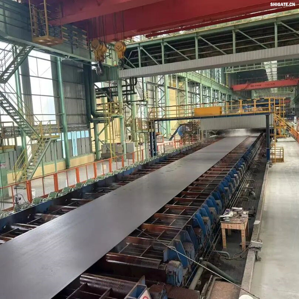 12月2日，周口基地傳來喜訊——其寬厚板產線先后完成了14mm、12mm規(guī)格鋼板的首次軋制，此次試軋的低溫壓力容器09MnNiDR和工程機械用鋼Q355B兩種牌號鋼板均順利下線，經嚴格檢測，各項指標均超過標準要求。這一突破標志著該基地雙超寬機架產線在6mm至300mm寬厚板的規(guī)格拓展征程中邁出了堅實的一步，高端產品的覆蓋范圍得以進一步擴大。    