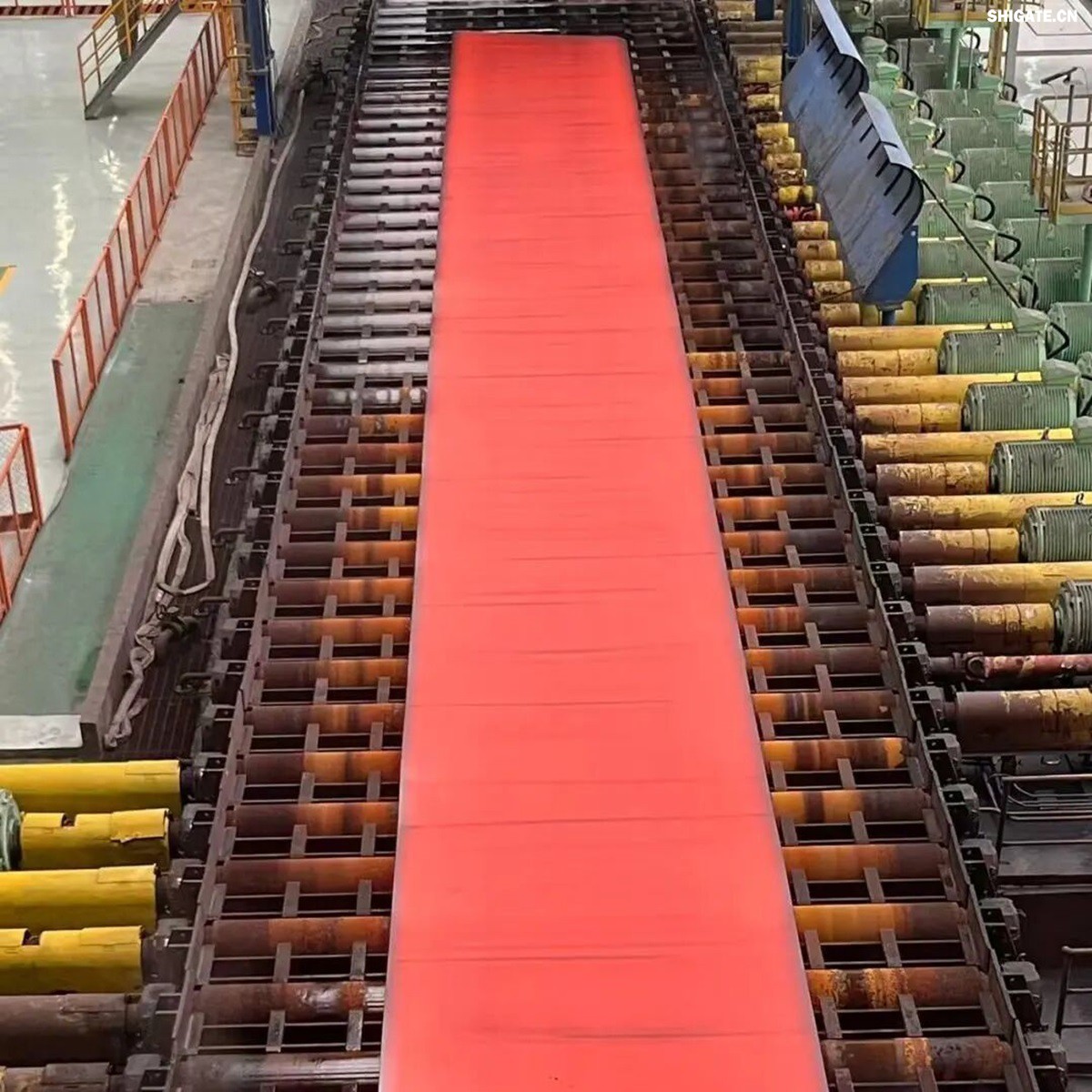 12月2日，周口基地傳來喜訊——其寬厚板產線先后完成了14mm、12mm規(guī)格鋼板的首次軋制，此次試軋的低溫壓力容器09MnNiDR和工程機械用鋼Q355B兩種牌號鋼板均順利下線，經嚴格檢測，各項指標均超過標準要求。這一突破標志著該基地雙超寬機架產線在6mm至300mm寬厚板的規(guī)格拓展征程中邁出了堅實的一步，高端產品的覆蓋范圍得以進一步擴大。    