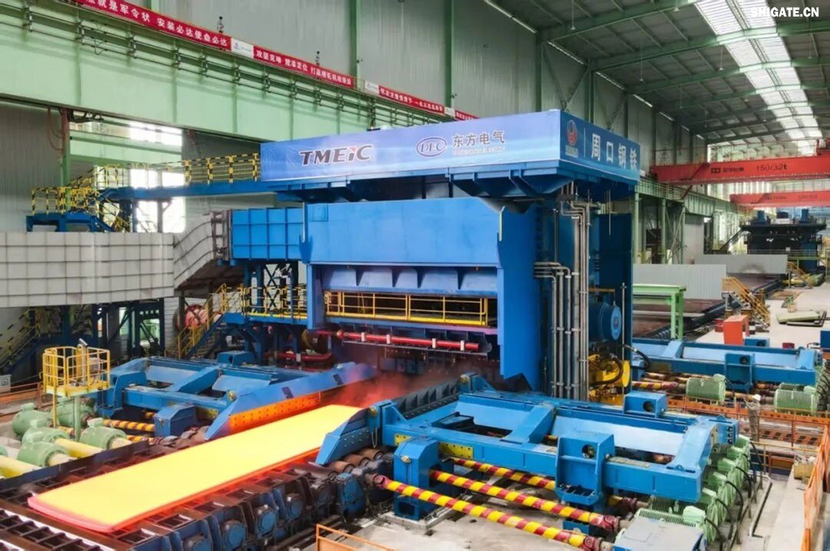 12月2日，周口基地傳來喜訊——其寬厚板產線先后完成了14mm、12mm規(guī)格鋼板的首次軋制，此次試軋的低溫壓力容器鋼板09MnNiDR和工程機械用鋼Q355B兩種牌號鋼板均順利下線，經嚴格檢測，各項指標均超過標準要求。這一突破標志著該基地雙超寬機架產線在6mm至300mm寬厚板的規(guī)格拓展征程中邁出了堅實的一步，好產品的覆蓋范圍得以進一步擴大。    